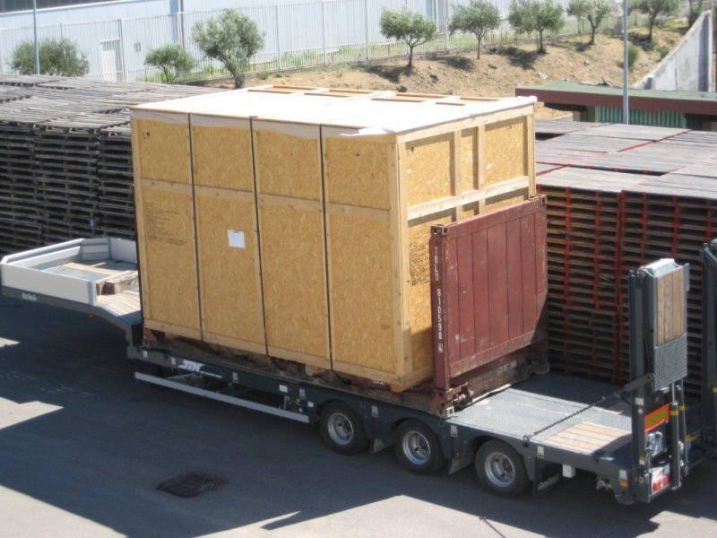 Transport containers sur chassis surbaissé avec twist locks