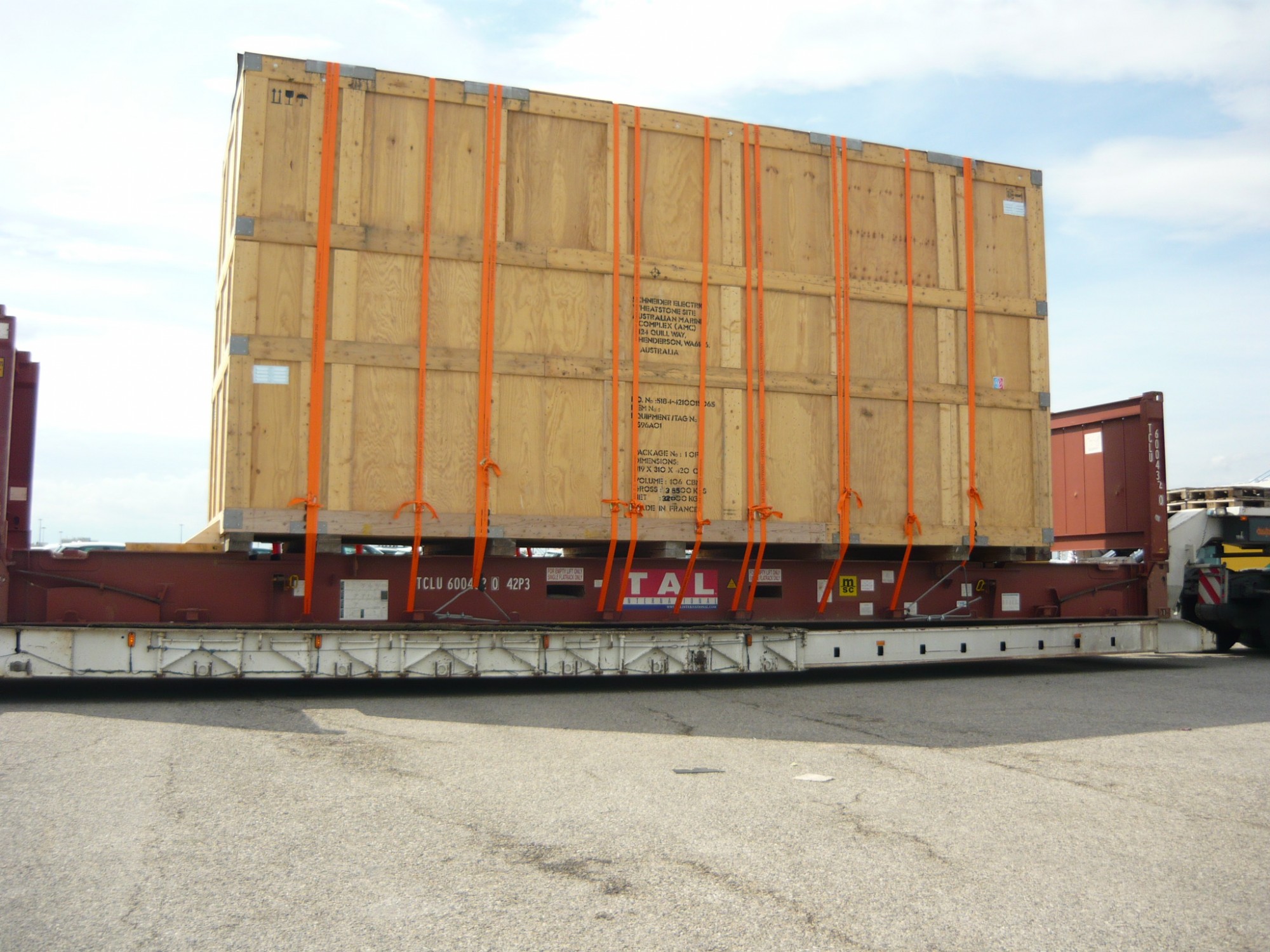Transport exceptionnel d'une caisse de 39 tonnes.