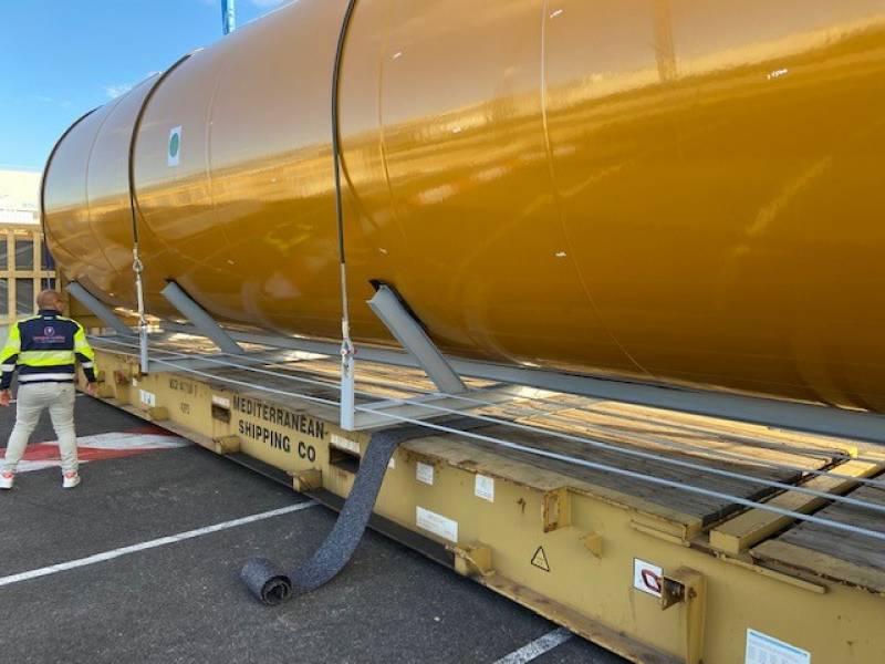 Chargement et bachage d'une cuve de 100 m3 sur 40' flat à Marseille