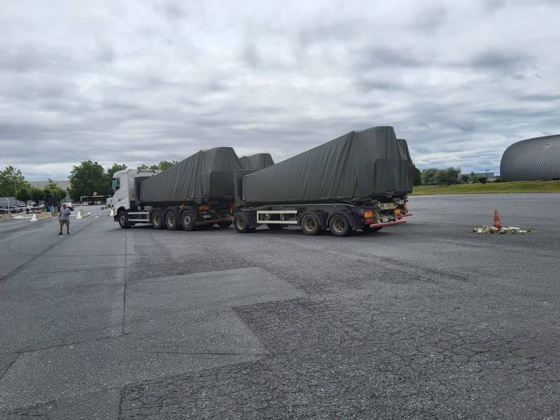 Transport international exceptionnel avec camion remorque Ampliroll polybenne.