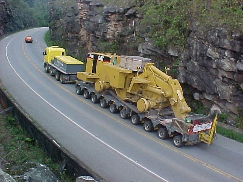 Transport exceptionnel en plateaux surbaissés / plateaux porte engin.