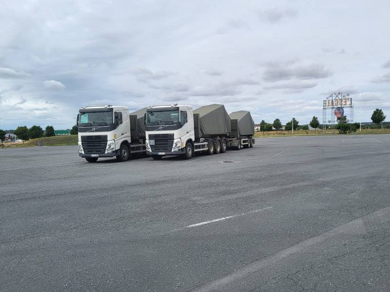 Transport international exceptionnel avec camion remorque Ampliroll polybenne.
