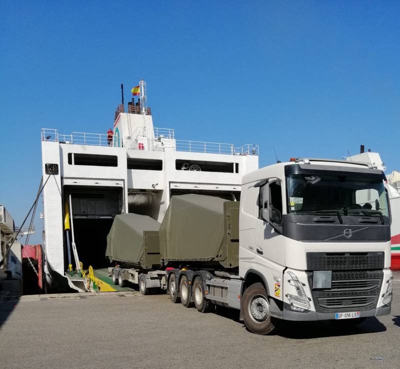 Transport international exceptionnel avec camion remorque Ampliroll polybenne.