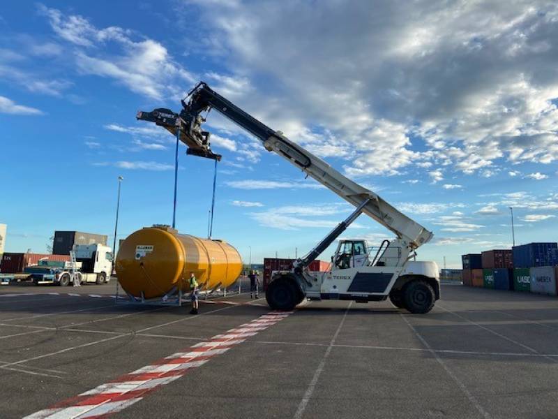 Chargement et bachage d'une cuve de 100 m3 Fos sur Mer