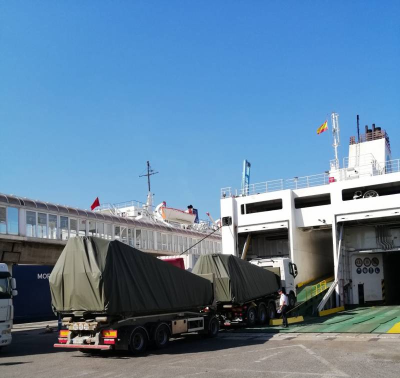 Transport international exceptionnel avec camion remorque Ampliroll polybenne.