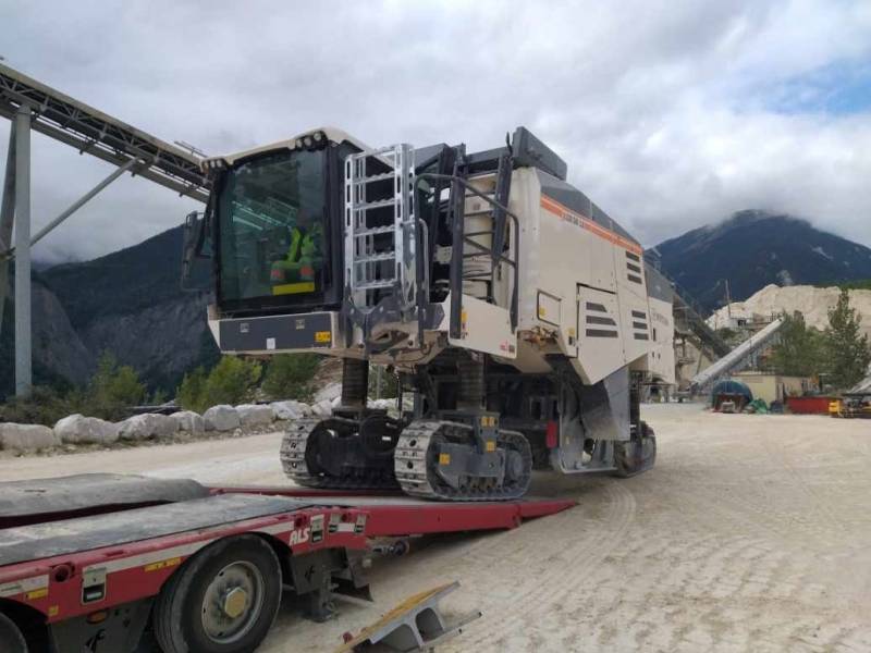 Transport d'une raboteuse minière
