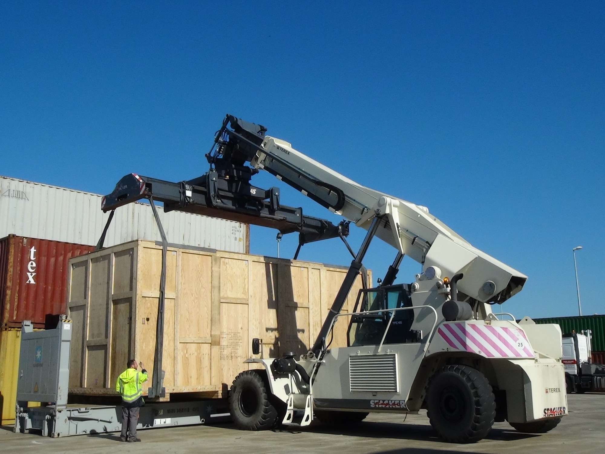 Transport exceptionnel de pompes et générateurs pour l'extraction du pétrole depuis les plateformes en mer.