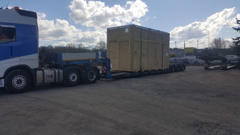 Transport d'une caisse de 4 mètres de haut