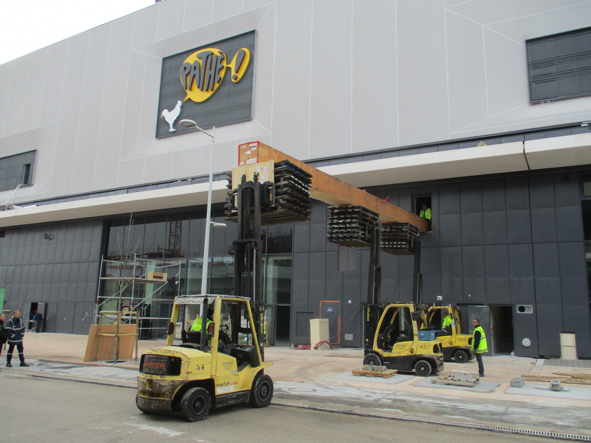 Manutention de l'ecran pour introduction en salle de projection