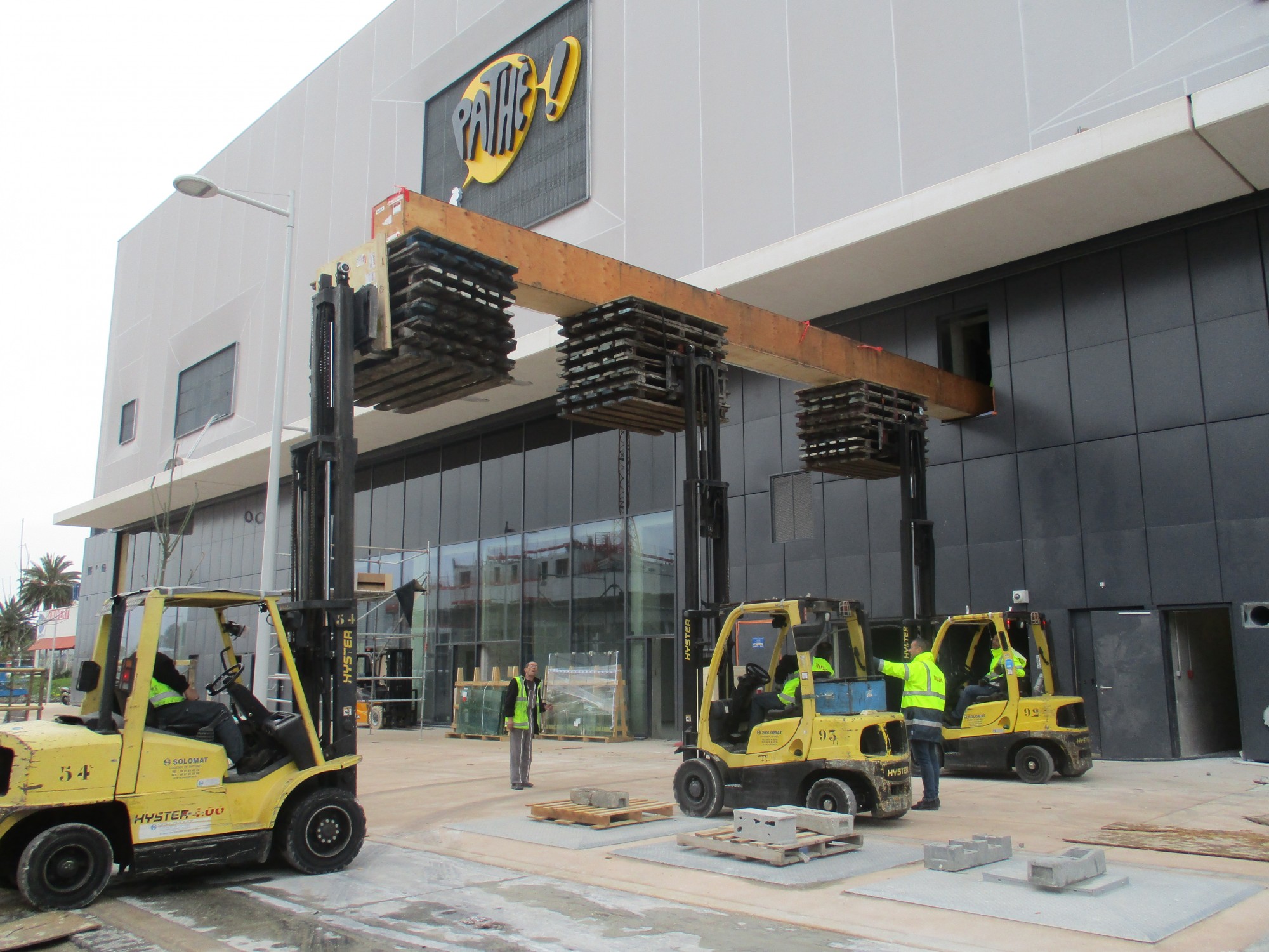 Manutention de l'ecran pour introduction en salle de projection