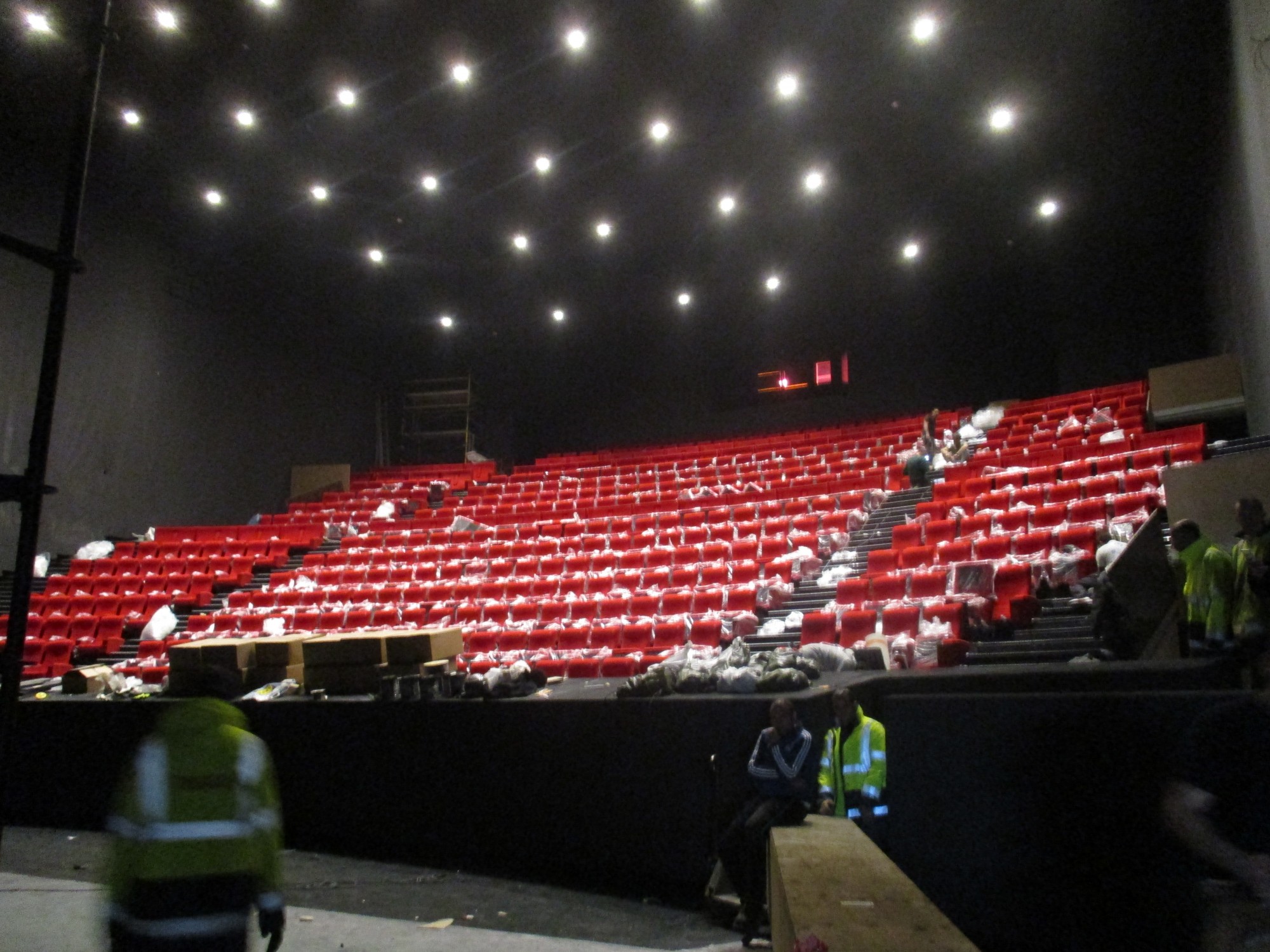 Mise en place dans la salle de projection PATHÉ cinéma