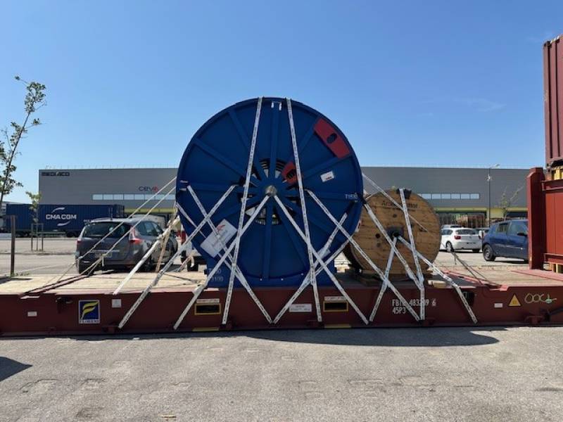 Opération logistique de préacheminement transport et empotage hors gabarit pour des bobines en partance pour l’Inde !