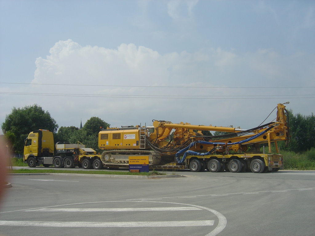 Transport exceptionnel en plateaux surbaissés / plateaux porte engin.