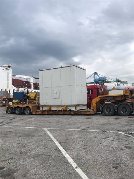 Transport d'un transformateur de 5 mètres de hauteur